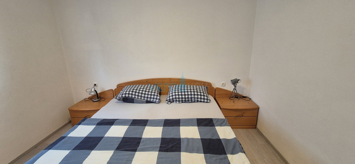 Baia Soline, isola di Krk, appartamento con due camere, piano terra, ampio giardino, vendita