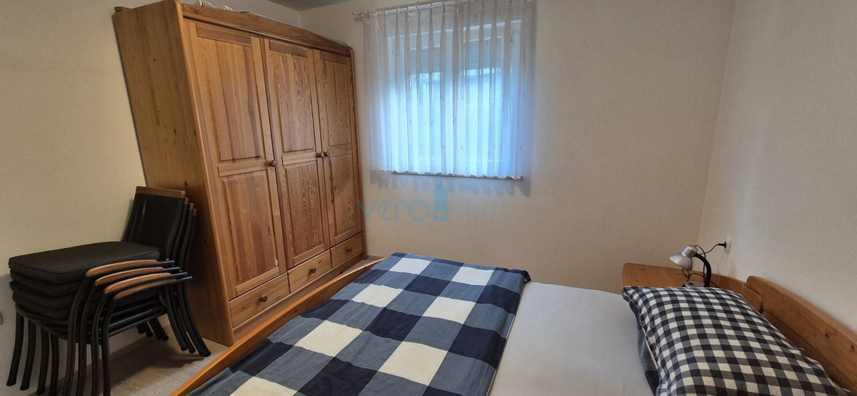 Baia Soline, isola di Krk, appartamento con due camere, piano terra, ampio giardino, vendita