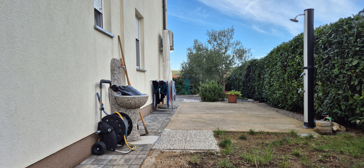 Baia Soline, isola di Krk, appartamento con due camere, piano terra, ampio giardino, vendita