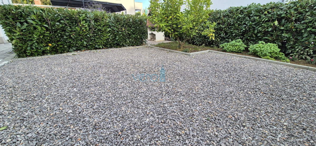 Baia Soline, isola di Krk, appartamento con due camere, piano terra, ampio giardino, vendita