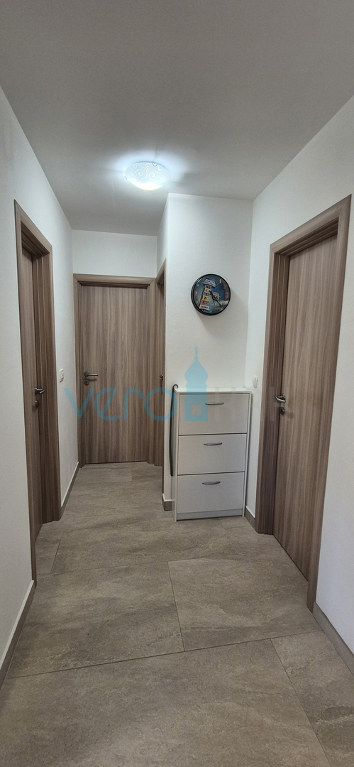 Baia Soline, isola di Krk, appartamento con due camere, piano terra, ampio giardino, vendita