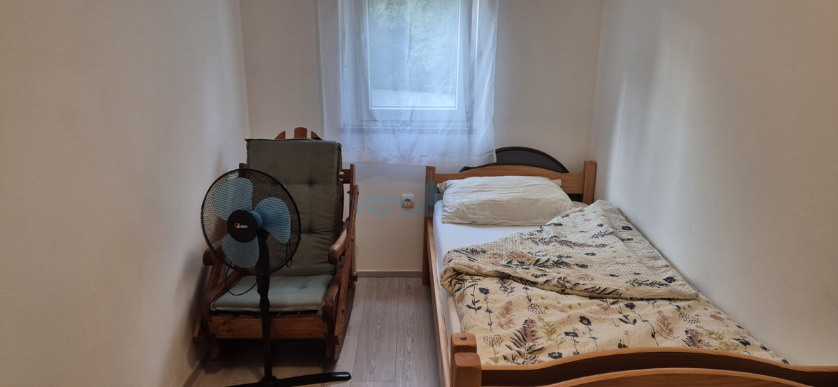 Baia Soline, isola di Krk, appartamento con due camere, piano terra, ampio giardino, vendita