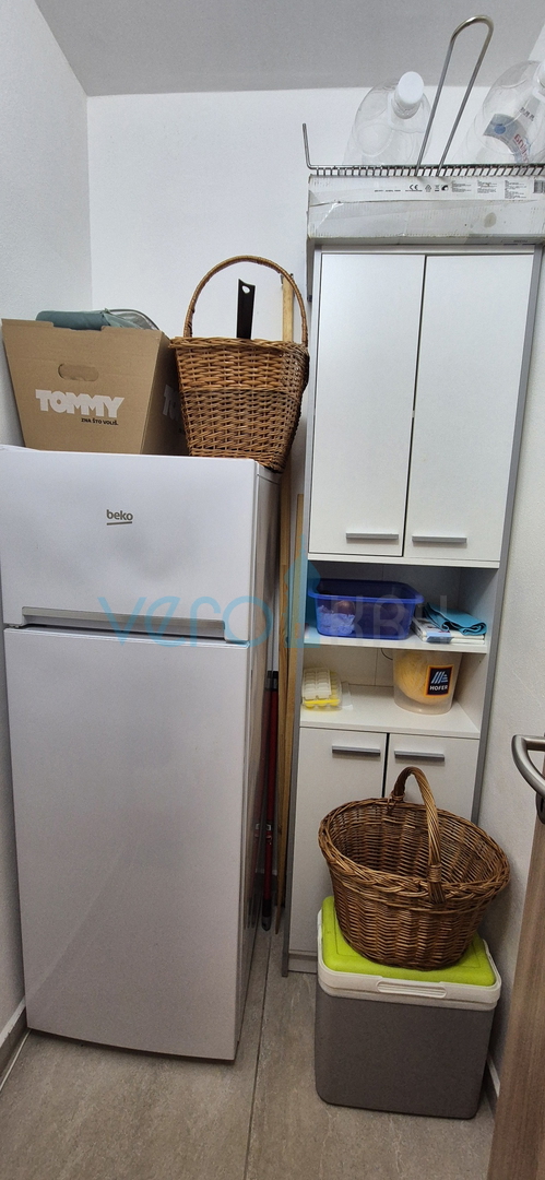 Baia Soline, isola di Krk, appartamento con due camere, piano terra, ampio giardino, vendita