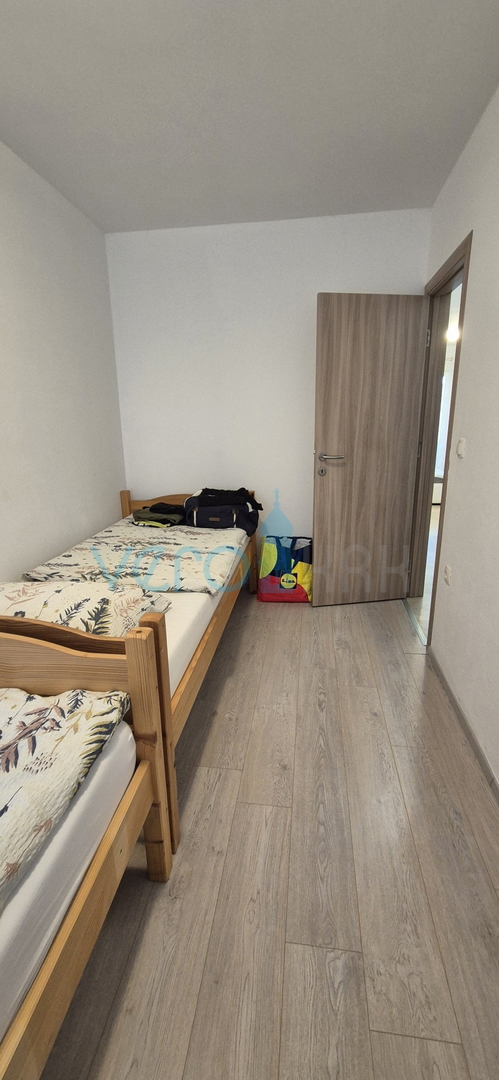 Baia Soline, isola di Krk, appartamento con due camere, piano terra, ampio giardino, vendita