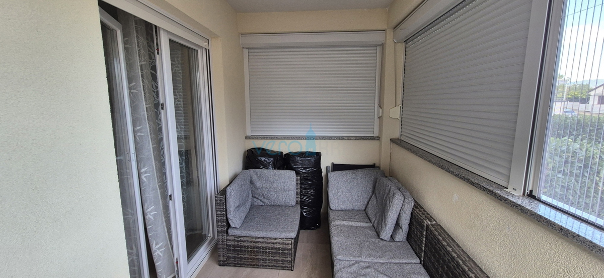 Baia Soline, isola di Krk, appartamento con due camere, piano terra, ampio giardino, vendita