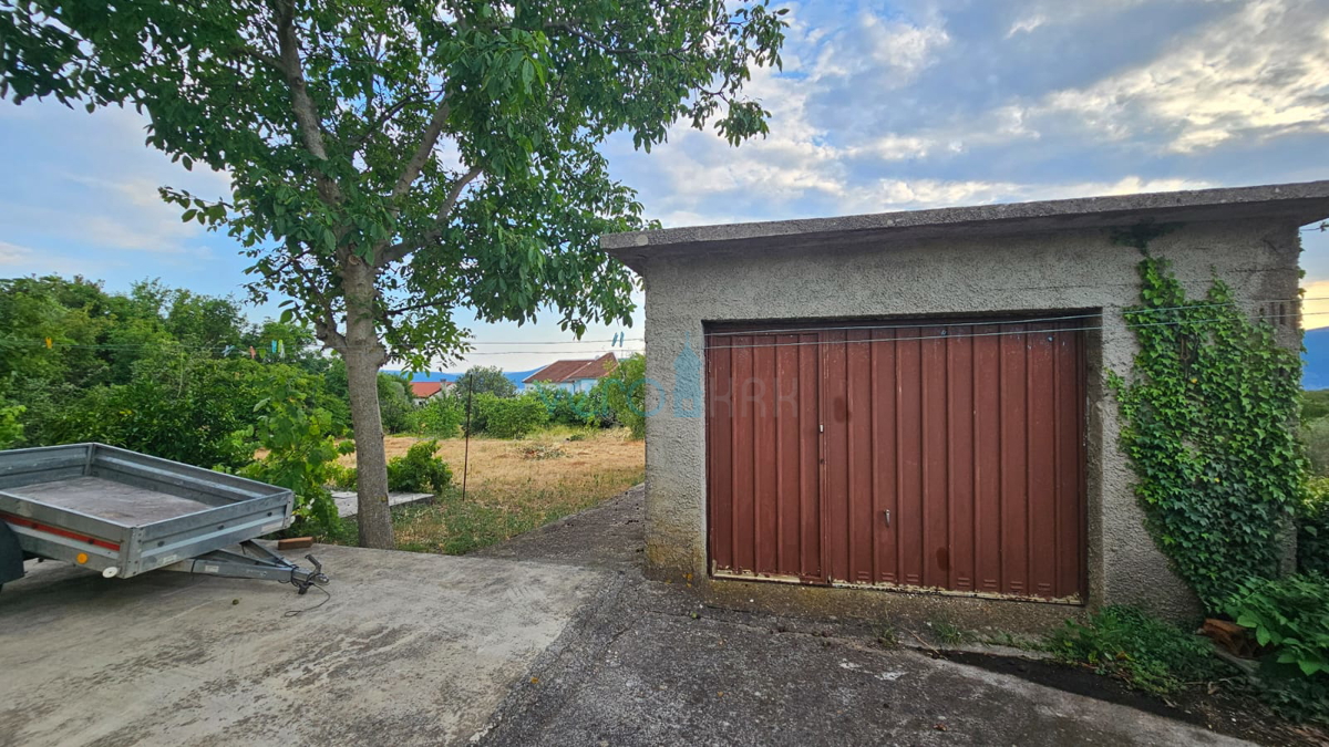 Isola di Krk, città di Krk, ampio circondario, terreno edificabile 980m2 con edificio 110m2, vista mare, in vendita