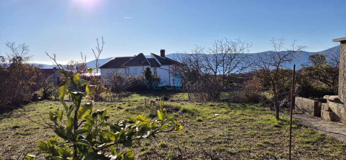 Isola di Krk, città di Krk, ampio circondario, terreno edificabile 980m2 con edificio 110m2, vista mare, in vendita