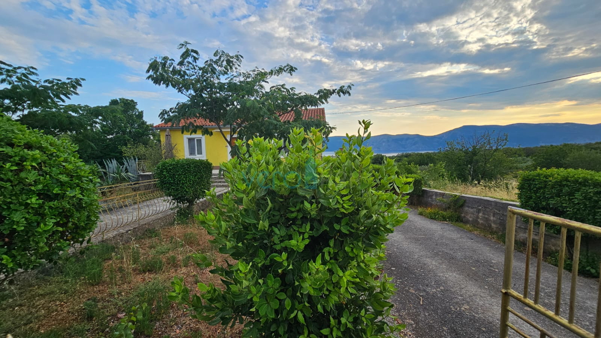 Isola di Krk, città di Krk, ampio circondario, terreno edificabile 980m2 con edificio 110m2, vista mare, in vendita