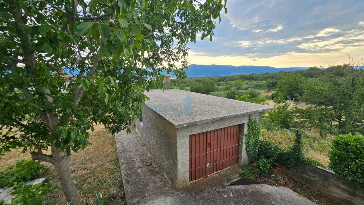 Isola di Krk, città di Krk, ampio circondario, terreno edificabile 980m2 con edificio 110m2, vista mare, in vendita