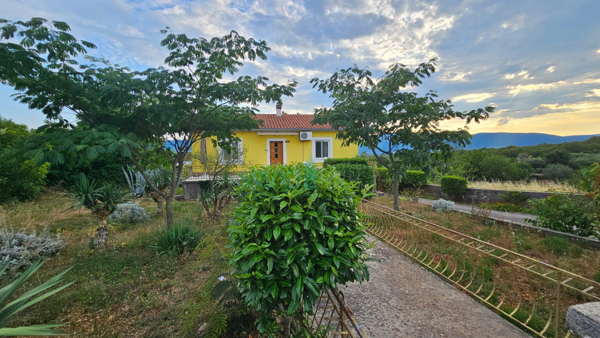 Isola di Krk, città di Krk, ampio circondario, terreno edificabile 980m2 con edificio 110m2, vista mare, in vendita