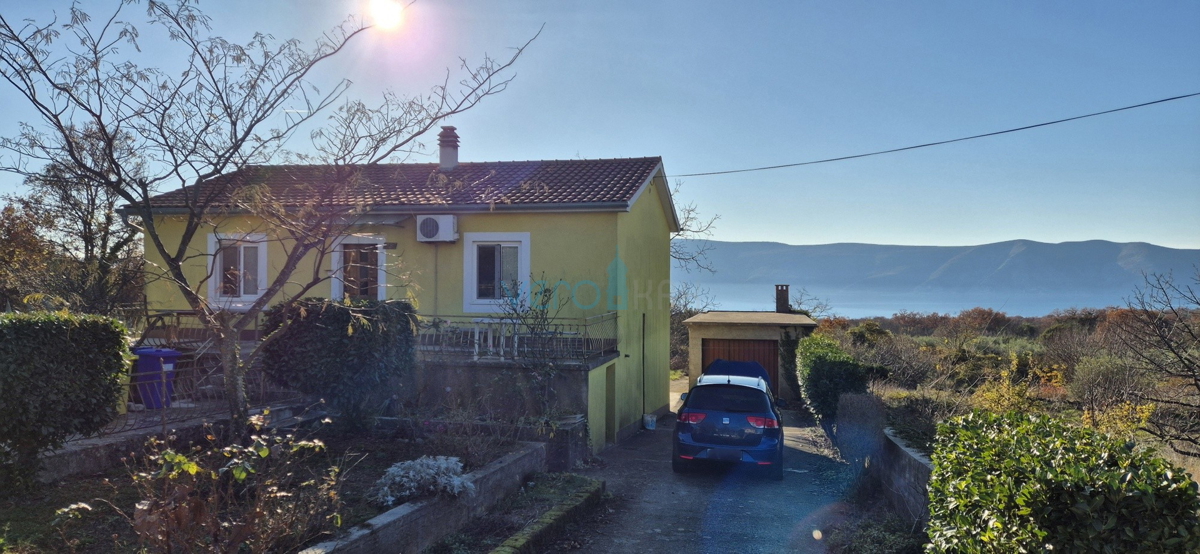 Isola di Krk, città di Krk, ampio circondario, terreno edificabile 980m2 con edificio 110m2, vista mare, in vendita