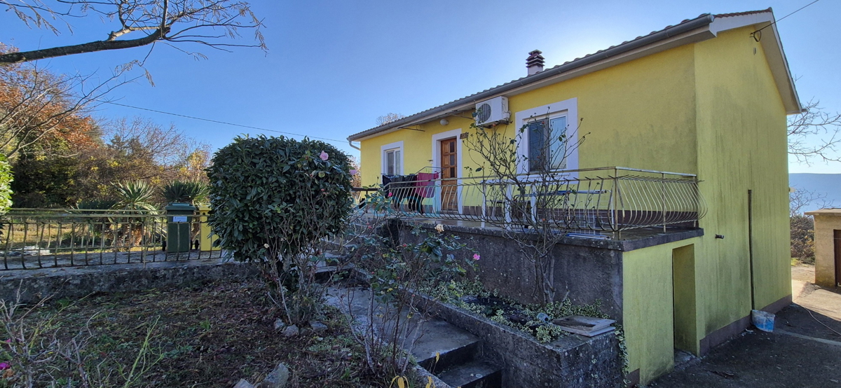 Isola di Krk, città di Krk, ampio circondario, terreno edificabile 980m2 con edificio 110m2, vista mare, in vendita