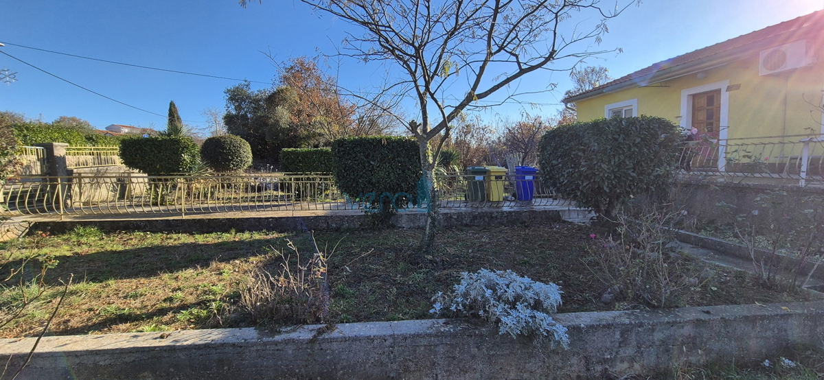 Isola di Krk, città di Krk, ampio circondario, terreno edificabile 980m2 con edificio 110m2, vista mare, in vendita