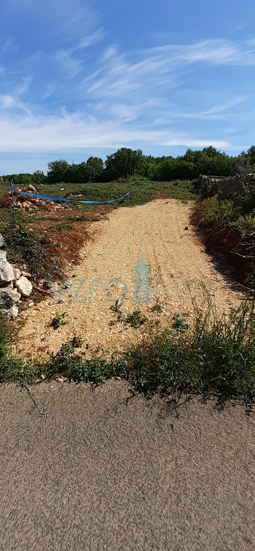 Isola di Krk, parte ovest dell'isola, Milohnić, terreno con progetto per costruzione, 1654 m2 in ottima posizione, vendita