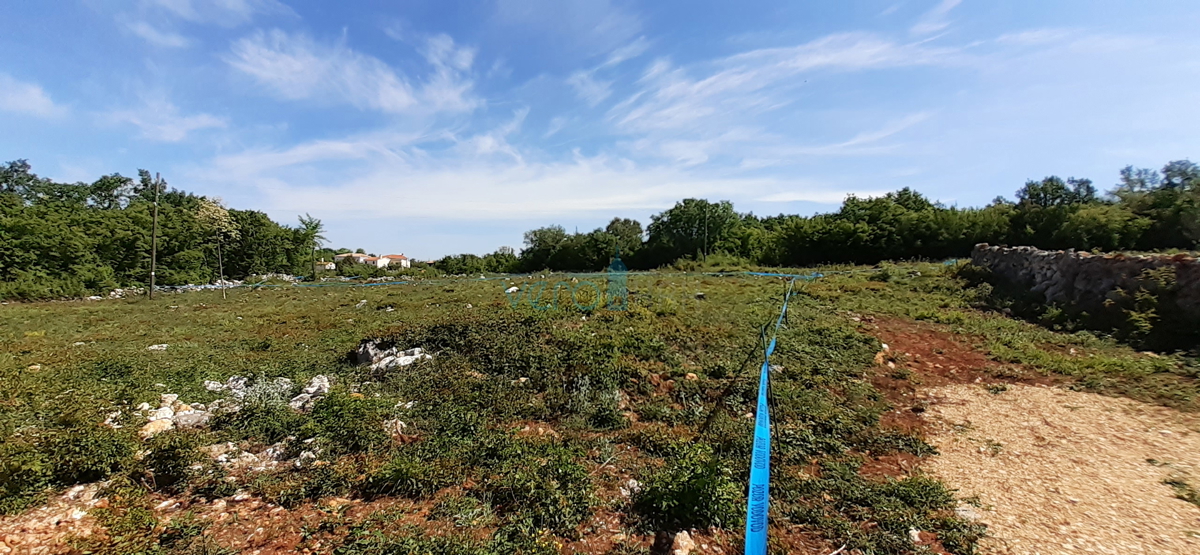 Isola di Krk, parte ovest dell'isola, Milohnić, terreno con progetto per costruzione, 1654 m2 in ottima posizione, vendita