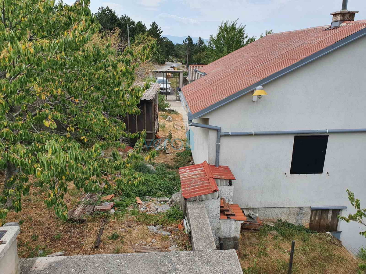 Senj, periferia, casa familiare di 150 m2 su un terreno di 1000 m2, vista mare, in vendita