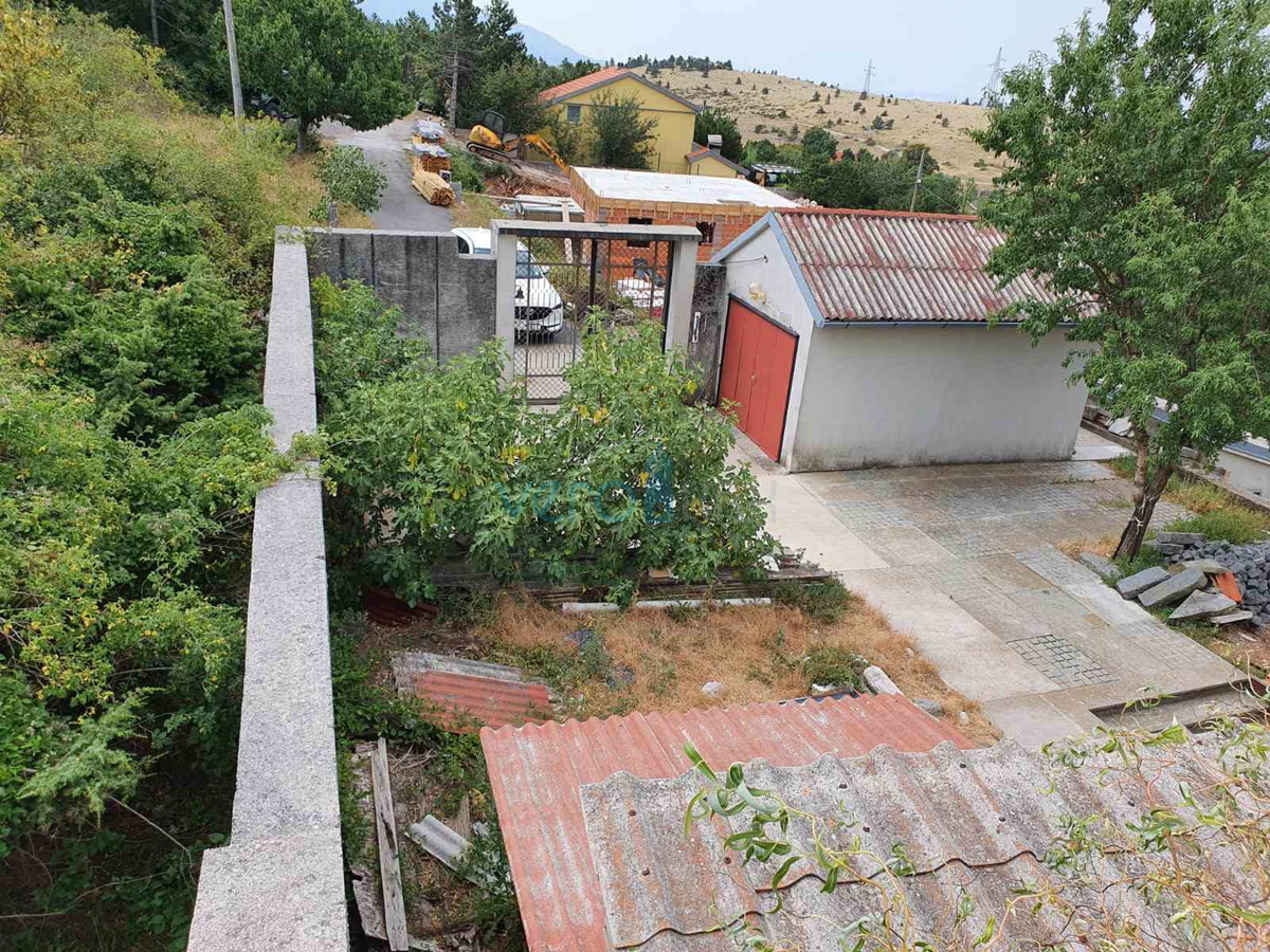 Senj, periferia, casa familiare di 150 m2 su un terreno di 1000 m2, vista mare, in vendita