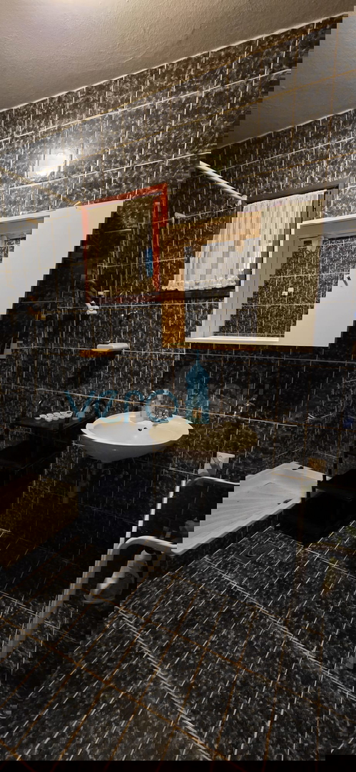 Senj, periferia, casa familiare di 150 m2 su un terreno di 1000 m2, vista mare, in vendita