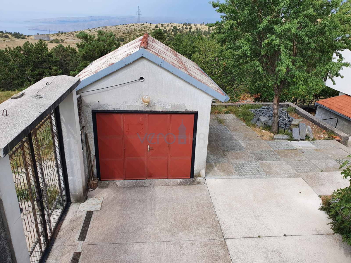 Senj, periferia, casa familiare di 150 m2 su un terreno di 1000 m2, vista mare, in vendita