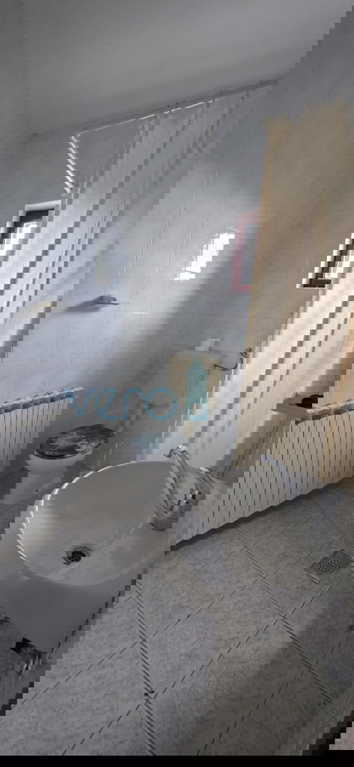 Senj, periferia, casa familiare di 150 m2 su un terreno di 1000 m2, vista mare, in vendita