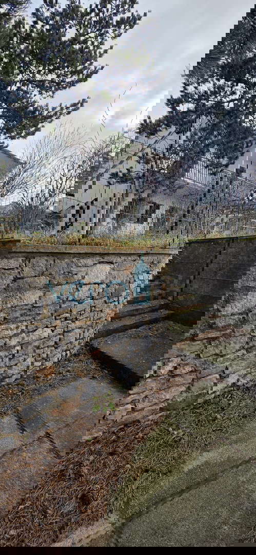 Senj, periferia, casa familiare di 150 m2 su un terreno di 1000 m2, vista mare, in vendita