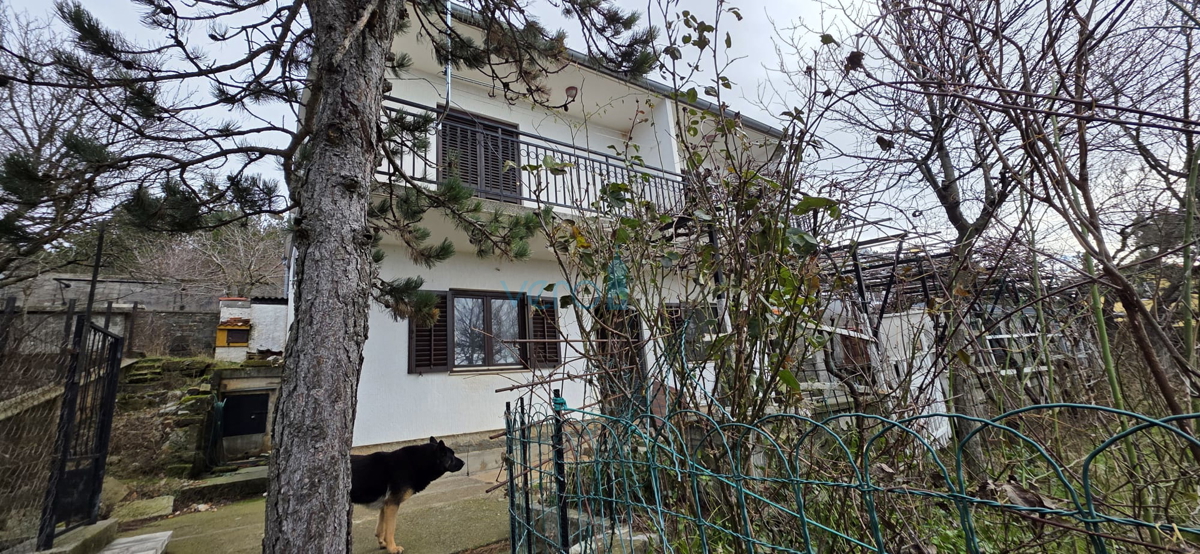 Senj, periferia, casa familiare di 150 m2 su un terreno di 1000 m2, vista mare, in vendita