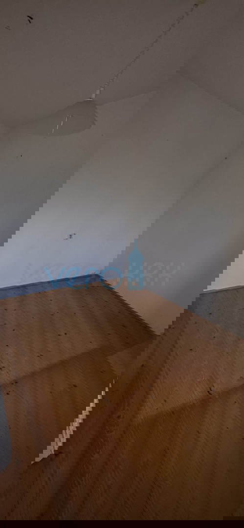 Senj, periferia, casa familiare di 150 m2 su un terreno di 1000 m2, vista mare, in vendita