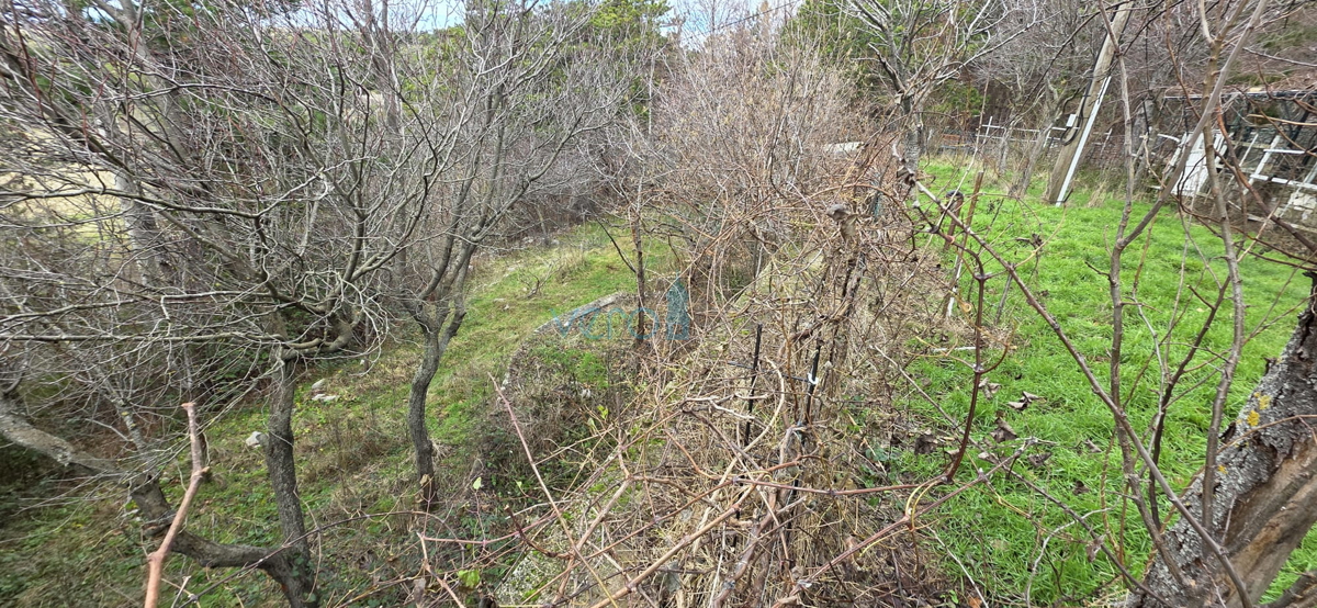 Senj, periferia, casa familiare di 150 m2 su un terreno di 1000 m2, vista mare, in vendita