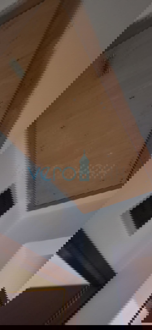 Senj, periferia, casa familiare di 150 m2 su un terreno di 1000 m2, vista mare, in vendita