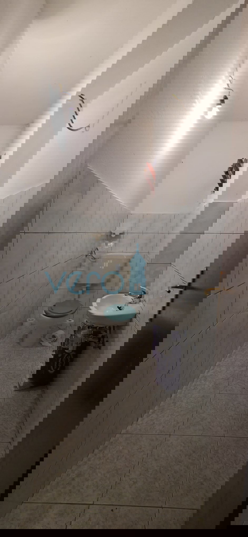 Senj, periferia, casa familiare di 150 m2 su un terreno di 1000 m2, vista mare, in vendita