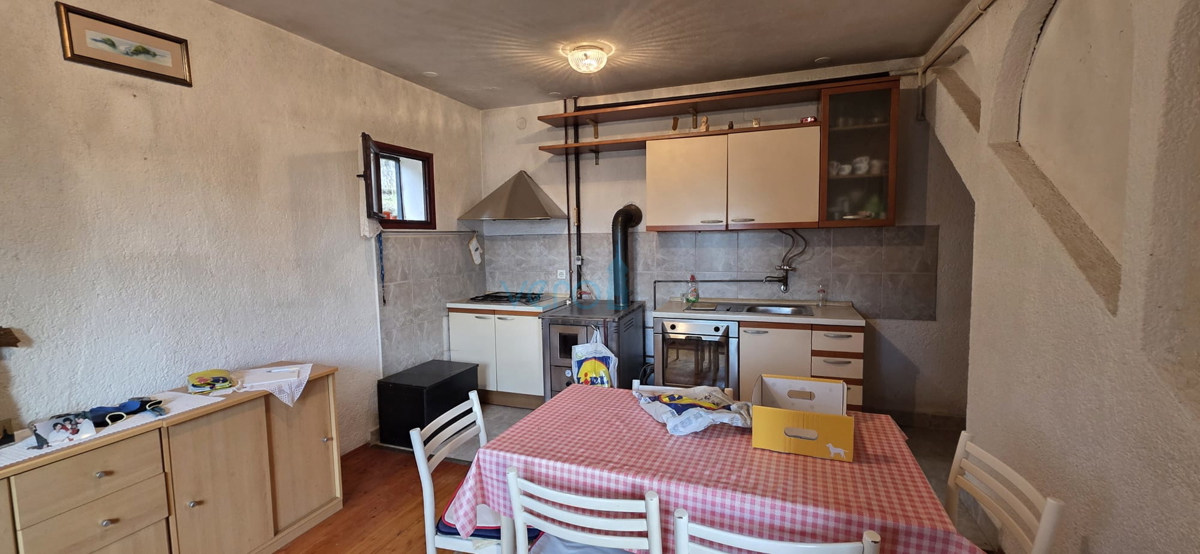 Senj, periferia, casa familiare di 150 m2 su un terreno di 1000 m2, vista mare, in vendita