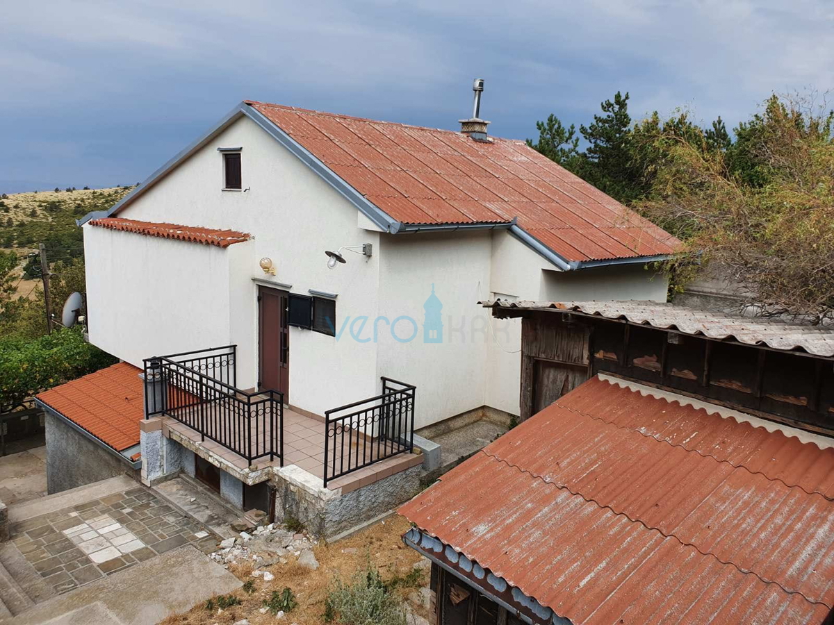 Senj, periferia, casa familiare di 150 m2 su un terreno di 1000 m2, vista mare, in vendita