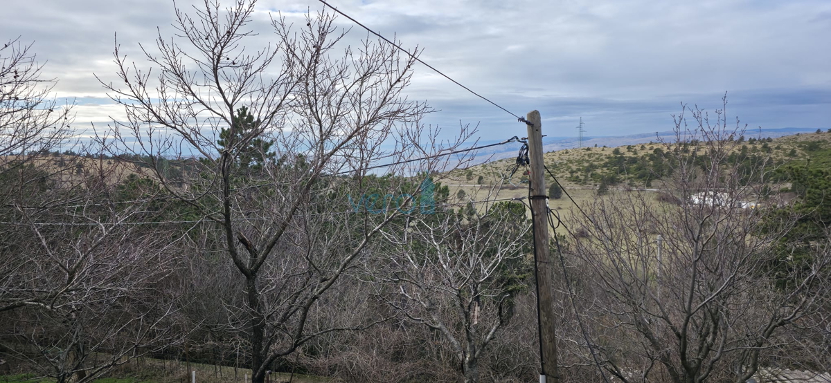 Senj, periferia, casa familiare di 150 m2 su un terreno di 1000 m2, vista mare, in vendita