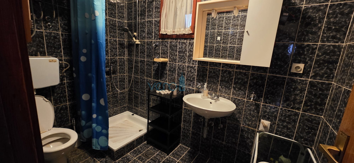 Senj, periferia, casa familiare di 150 m2 su un terreno di 1000 m2, vista mare, in vendita