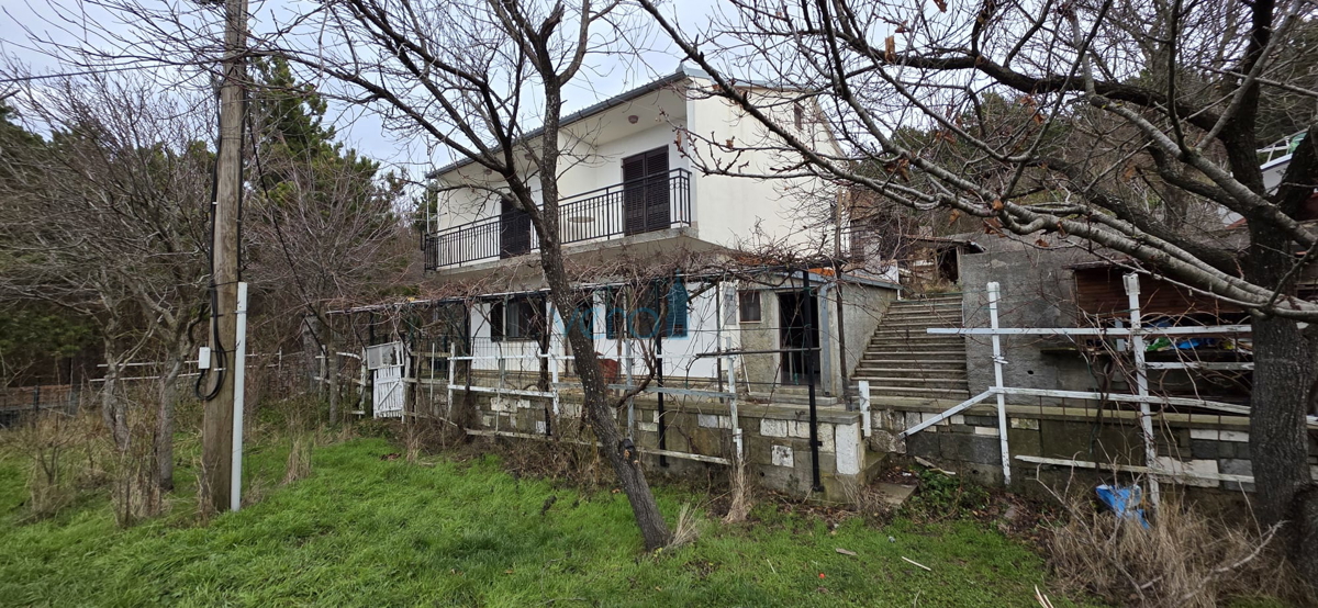 Senj, periferia, casa familiare di 150 m2 su un terreno di 1000 m2, vista mare, in vendita
