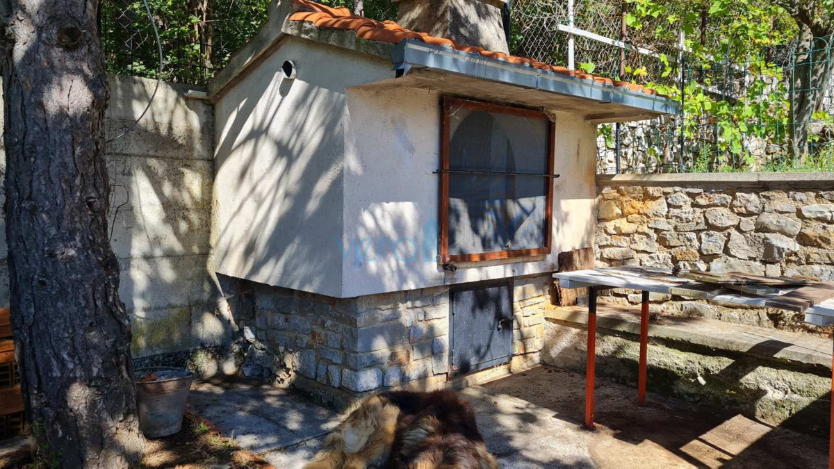 Senj, periferia, casa familiare di 150 m2 su un terreno di 1000 m2, vista mare, in vendita