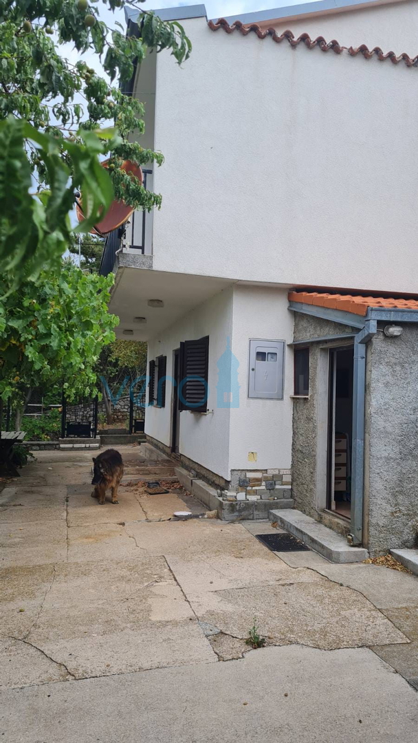 Senj, periferia, casa familiare di 150 m2 su un terreno di 1000 m2, vista mare, in vendita