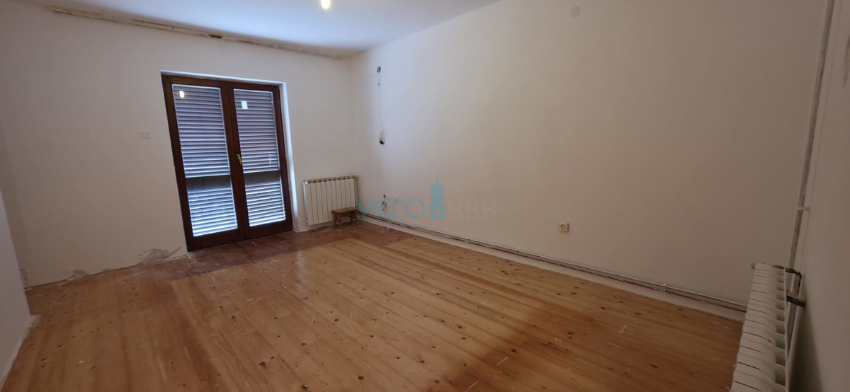 Senj, periferia, casa familiare di 150 m2 su un terreno di 1000 m2, vista mare, in vendita