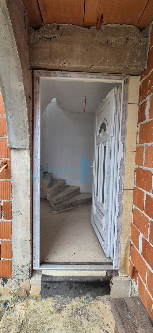 Malinska, otok Krk, villa indipendente con 4 appartamenti, vista, giardino, vendita