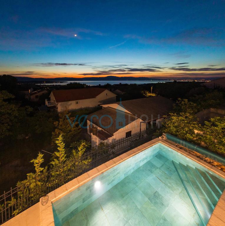 Isola di Krk, Malinska, zona limitrofa, villa bifamiliare con piscina, vista mare, vendita