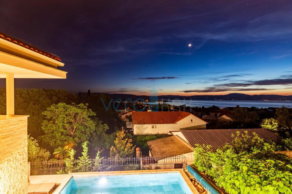 Isola di Krk, Malinska, zona limitrofa, villa bifamiliare con piscina, vista mare, vendita