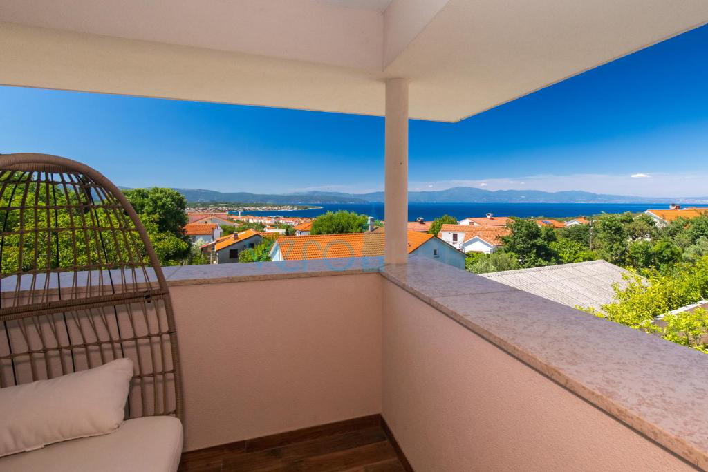 Isola di Krk, Malinska, zona limitrofa, villa bifamiliare con piscina, vista mare, vendita