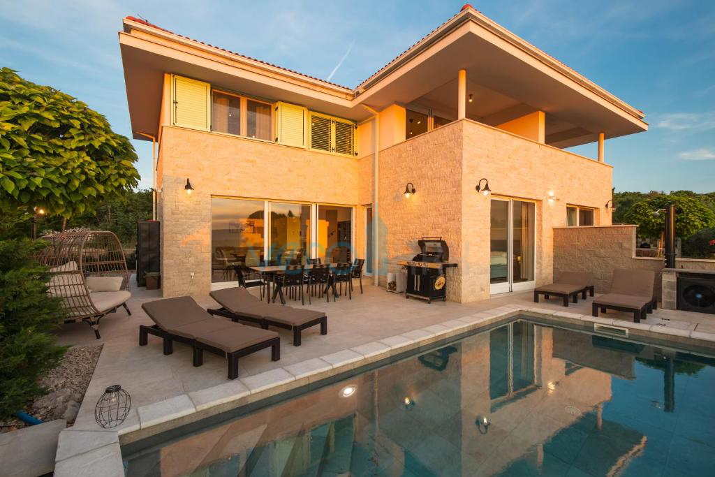 Isola di Krk, Malinska, zona limitrofa, villa bifamiliare con piscina, vista mare, vendita