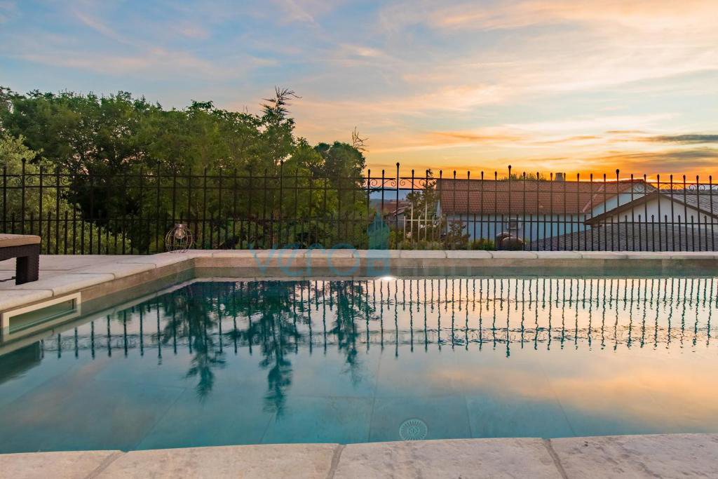 Isola di Krk, Malinska, zona limitrofa, villa bifamiliare con piscina, vista mare, vendita