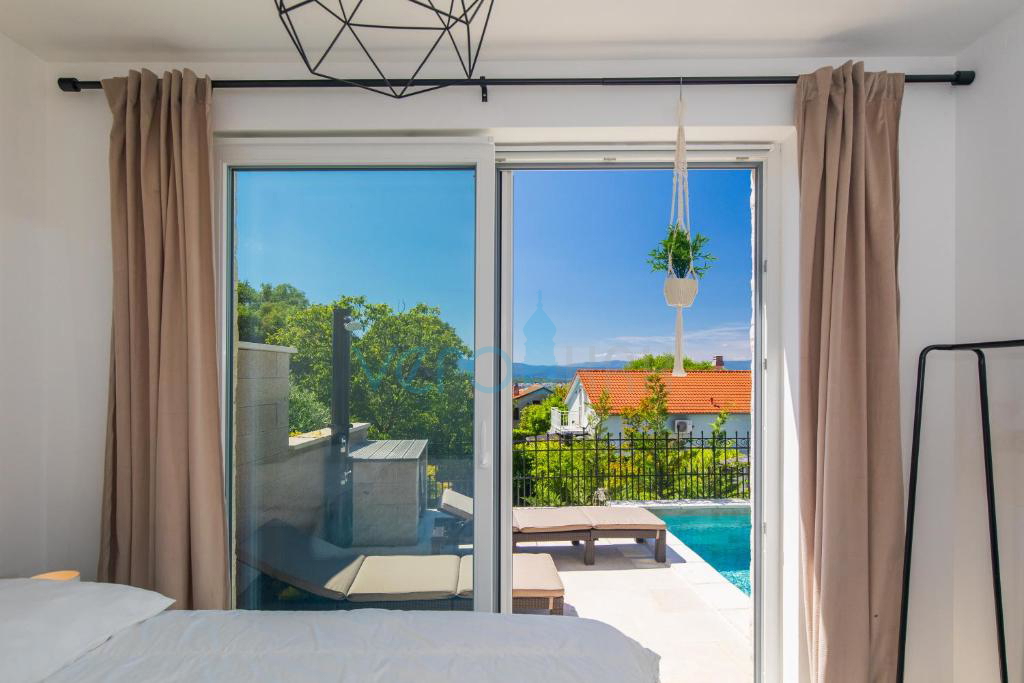 Isola di Krk, Malinska, zona limitrofa, villa bifamiliare con piscina, vista mare, vendita