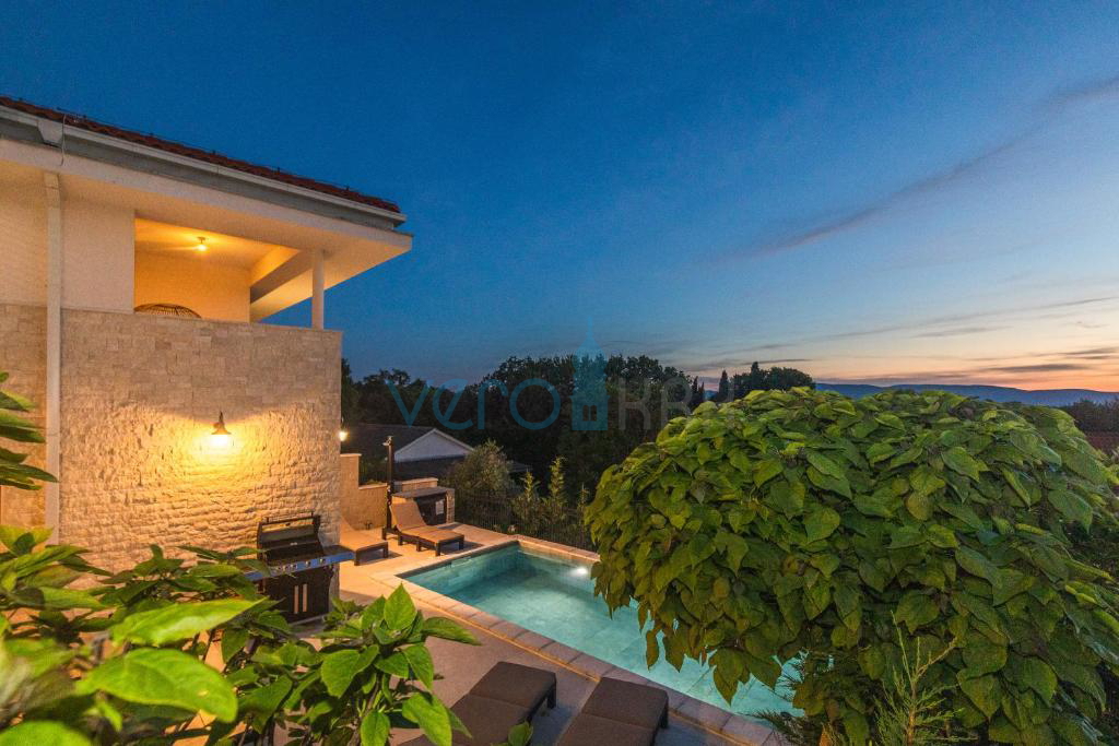 Isola di Krk, Malinska, zona limitrofa, villa bifamiliare con piscina, vista mare, vendita