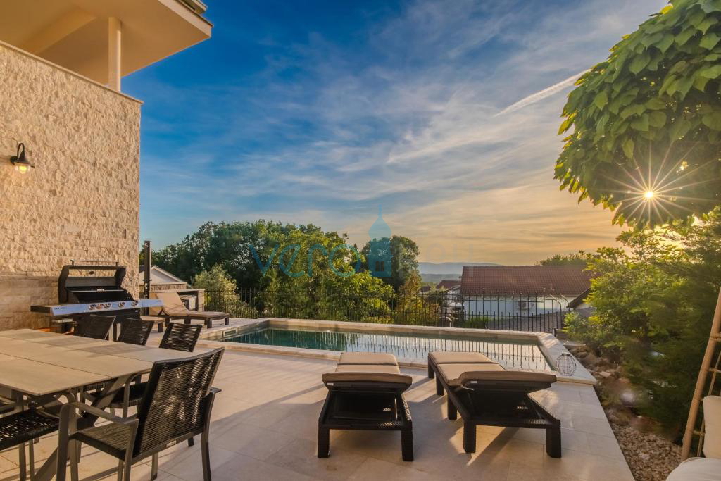 Isola di Krk, Malinska, zona limitrofa, villa bifamiliare con piscina, vista mare, vendita