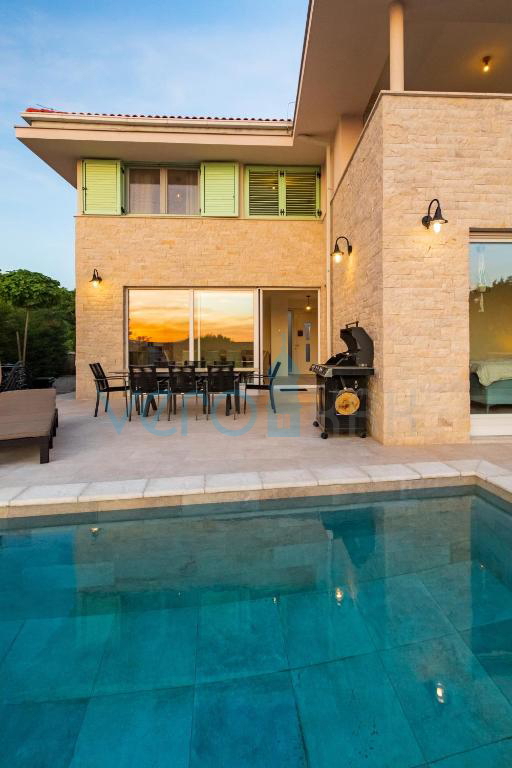 Isola di Krk, Malinska, zona limitrofa, villa bifamiliare con piscina, vista mare, vendita