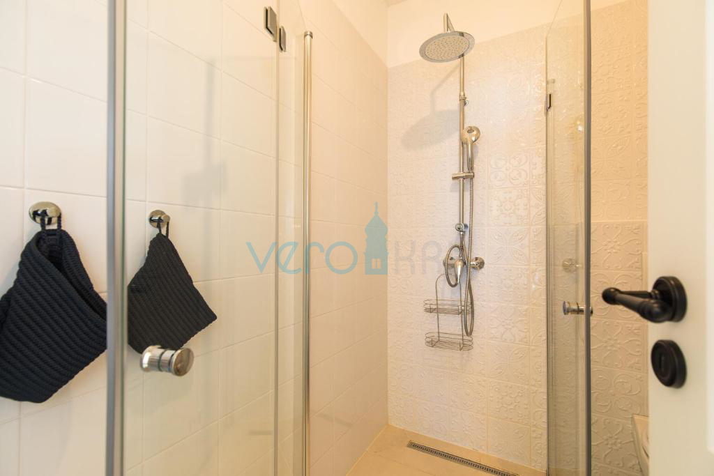 Isola di Krk, Malinska, zona limitrofa, villa bifamiliare con piscina, vista mare, vendita