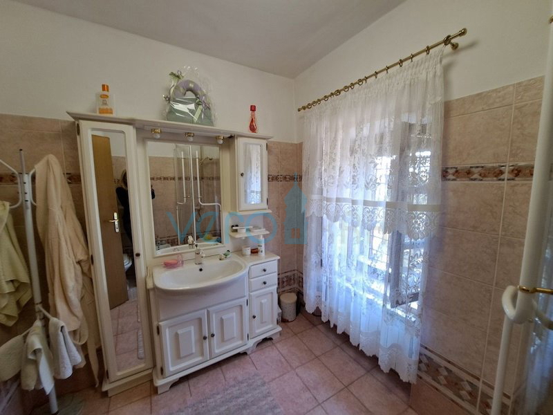 Istra, Buje, Oprtalj e dintorni, casa autonoma indipendente 250m2, con giardino 100m2, vendita